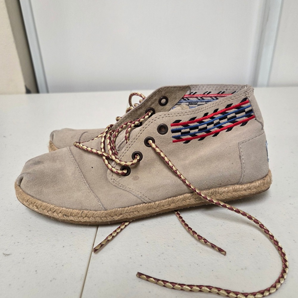 TOMS 5.5 Paseo Mid Suede Espadrille Chukka Boots Taupe Geometric Embroidered